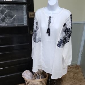 NWT DAVI & DANI White Sheer Blouse with Black Bandana Accents Woman Size 1XL